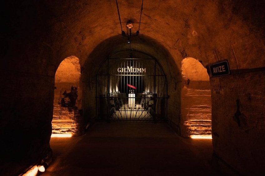 A dimly lit tunnel with a sign reading 'GHMUMM' and a sign indicating 'AVIZE' on the right. 3