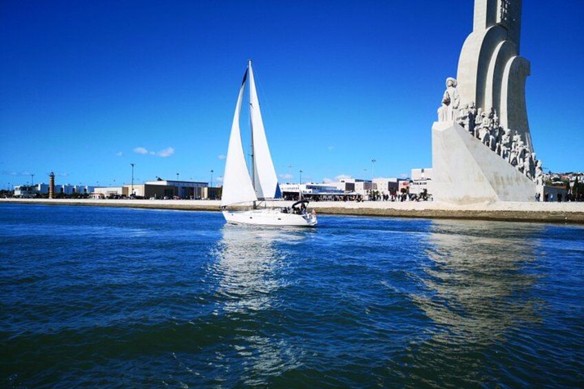 Golden Hour Boat Tour - Sailing by the Monuments with Wine 4