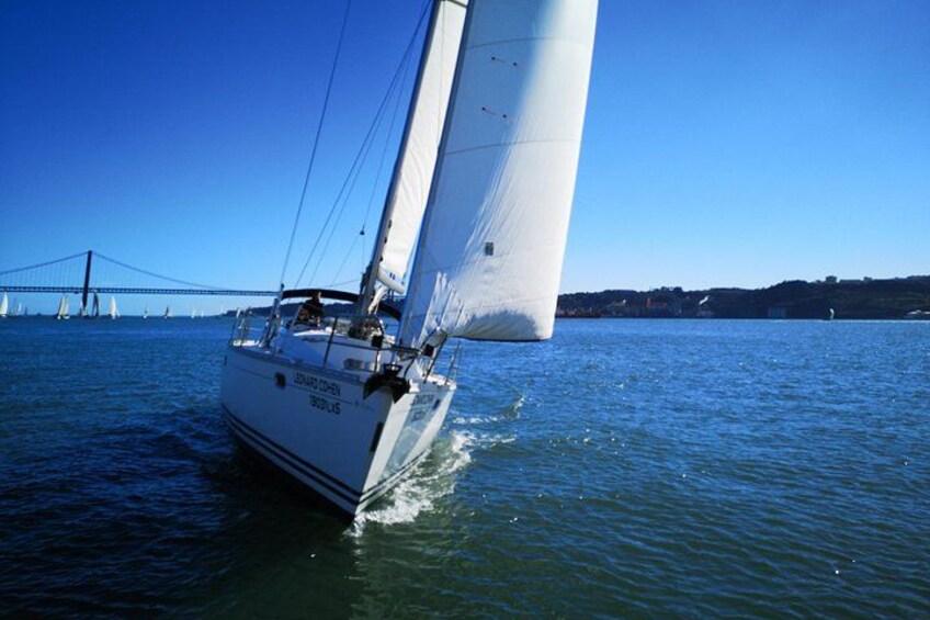 Golden Hour Boat Tour - Sailing by the Monuments with Wine 3