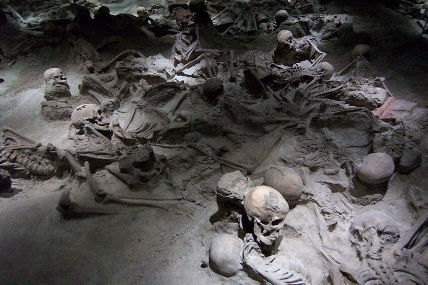 Une collection de squelettes et d’ossements humains trouvée dans une grotte. 3