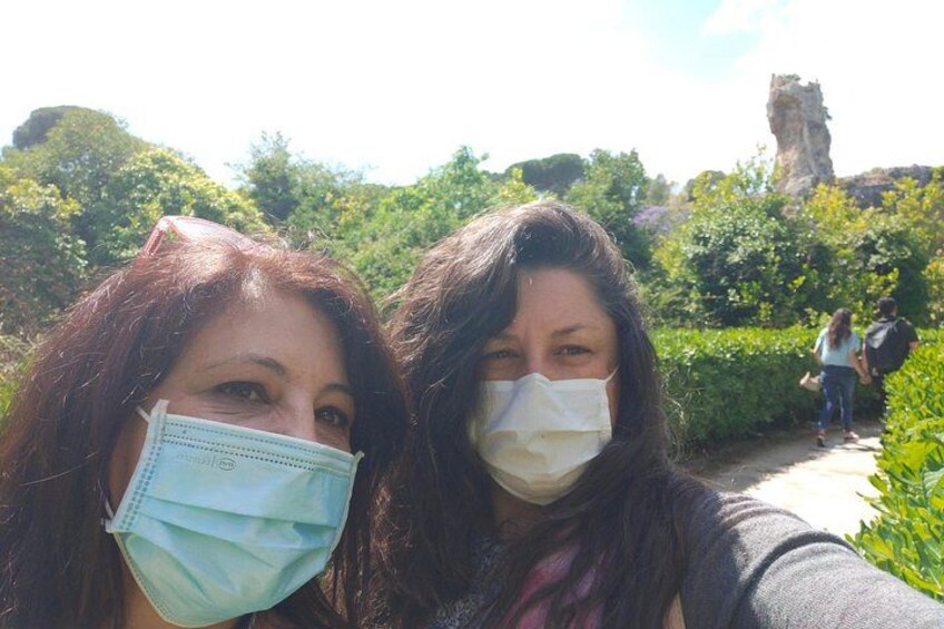 Deux personnes prenant un autoportrait devant un paysage naturel, avec une formation rocheuse en arrière-plan. 2