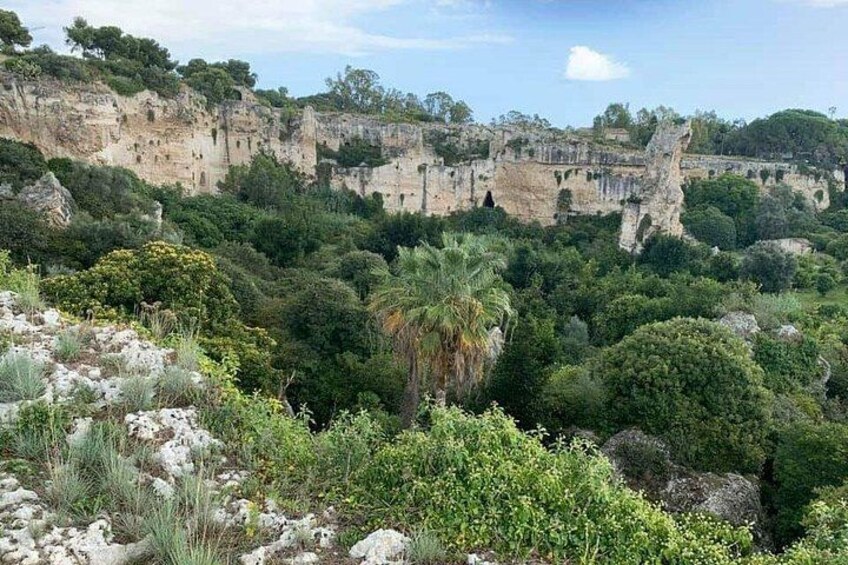 Un paysage rocheux parsemé de ruines et d’une végétation luxuriante. 5
