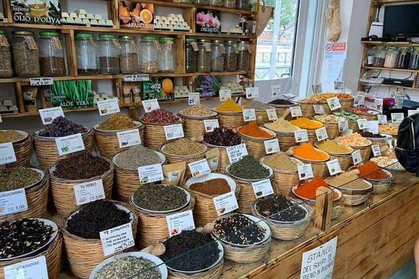 Une variété d’épices et d’herbes aromatiques présentées dans des paniers, avec des étiquettes indiquant les prix. 4