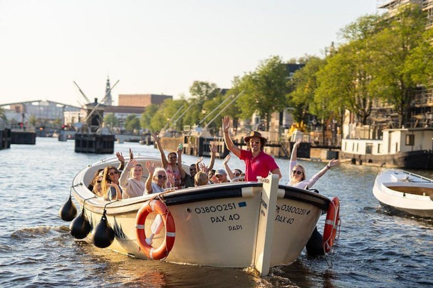 Een boot met mensen, water en gebouwen op de achtergrond. 1
