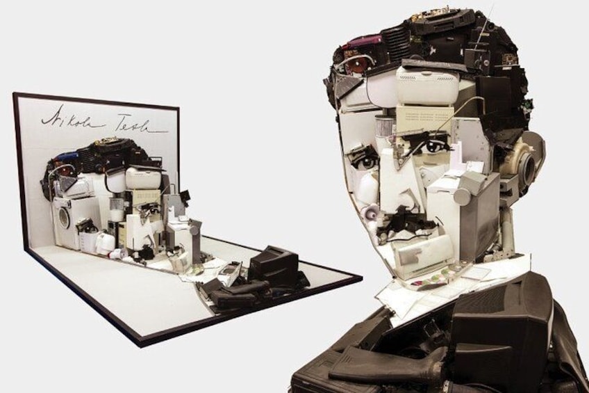 Una escultura de cabeza humana hecha con distintas piezas mecánicas. 1