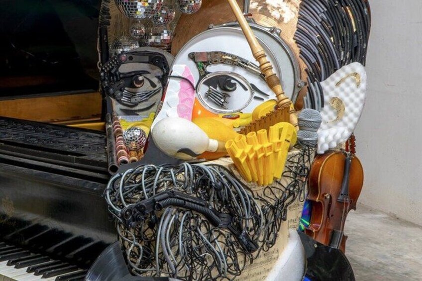 Una escultura que incluye un violín, un micrófono y una batería. 2