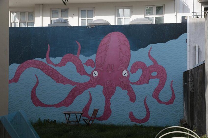 Een muurschildering van een grote octopus. 4
