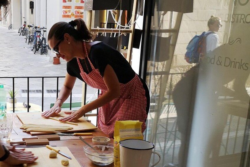 Orecchiette Cooking Class and Wine in Lecce 3