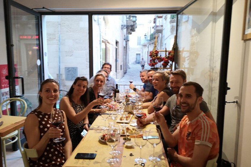 Wine Lovers, the social table 5