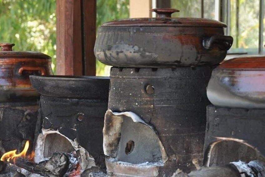 Un tradizionale stufa con pentole e un fuoco acceso. 4
