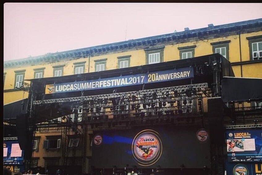 Een podium met een banner voor het Lucca Summer Festival, 20e editie in 2017. 3