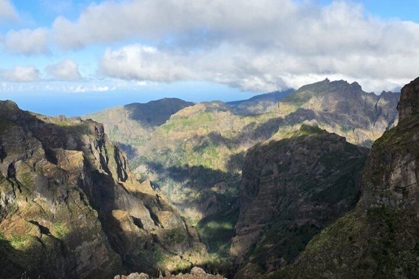 Eine gebirgige Landschaft mit zerklüfteten Klippen und einem Tal. 5
