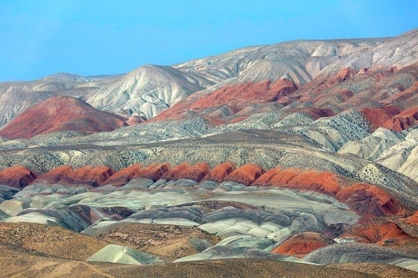 Un paysage géologique aux couleurs vives, caractérisé par des formations rocheuses en strates. 4