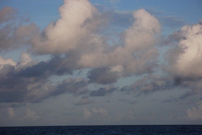 Een bewolkte lucht boven de oceaan. 2
