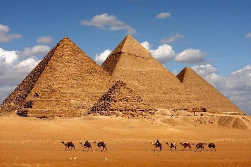 De stora pyramiderna i Giza, med kameler i förgrunden. 4