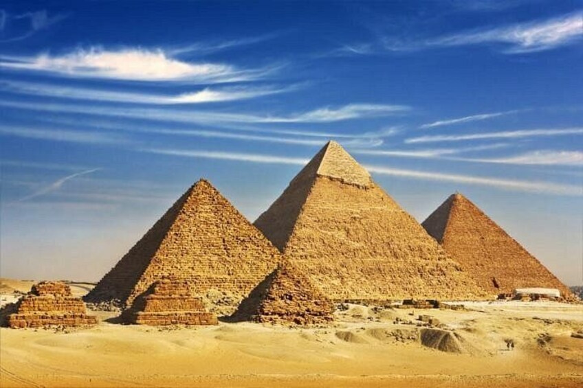 De stora pyramiderna i Giza, belägna i öknen. 3