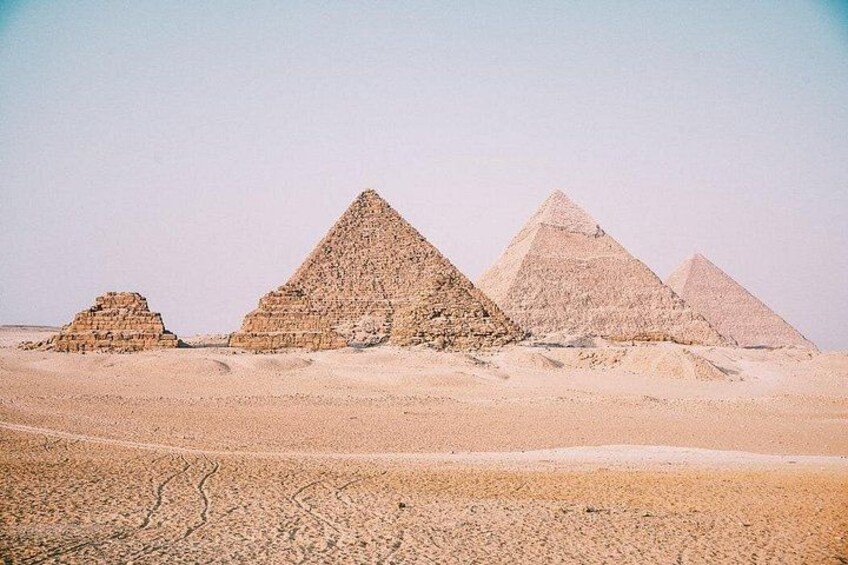 De stora pyramiderna i Giza, belägna i ett ökenlandskap. 5