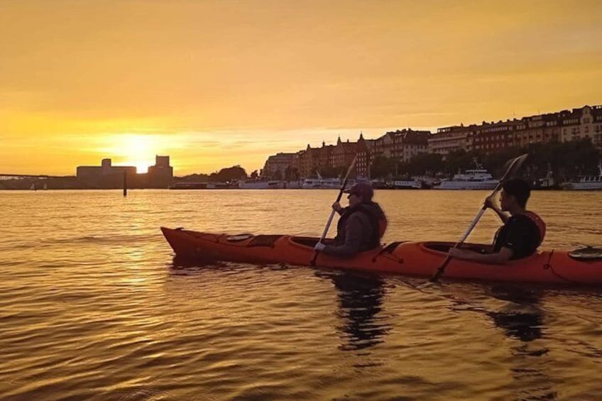 Sunset Kayak Tour in Central Stockholm and Swedish Fika 3