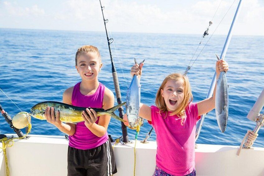 To personer holder fisk på en båd med havet i baggrunden. 1