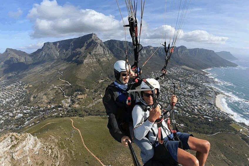 Paragliding over Lions Head with views of the Twelve Apostles 4