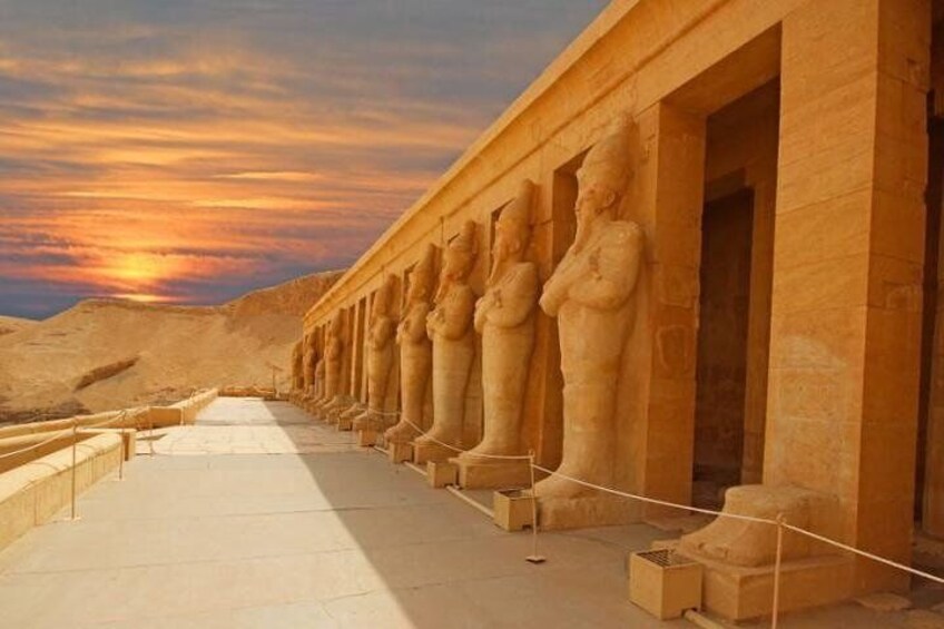 Una fila di statue imponenti lungo un sentiero in un tempio dell'antico Egitto. 1