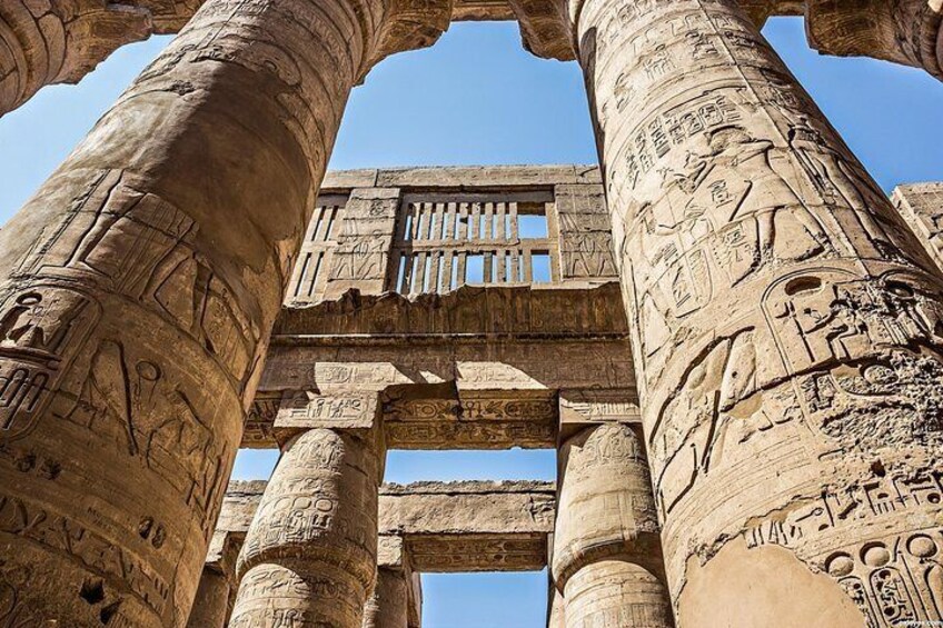 Colonne di un tempio egizio antico con geroglifici. 4