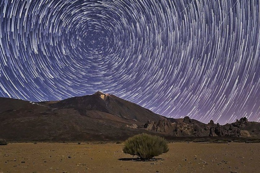 Un ciel étoilé, avec une chaîne de montagnes en arrière-plan. 4