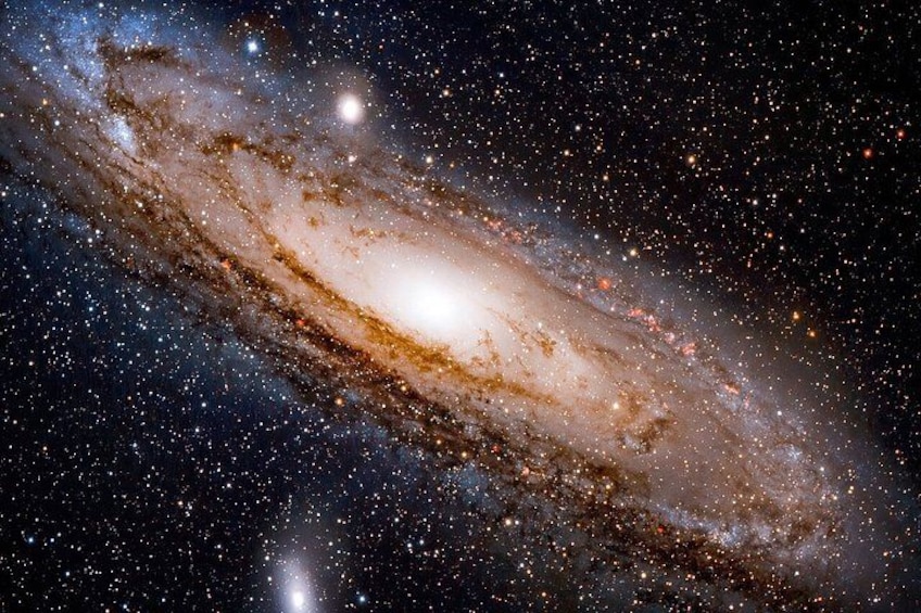 Une galaxie spirale dotée d’un noyau brillant et de bras constellés d’étoiles. 3