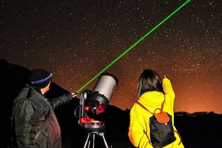 Due persone che osservano il cielo notturno con un telescopio. 3