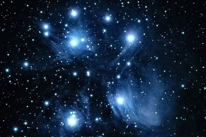 Un ciel nocturne étoilé, parsemé de nombreuses étoiles brillantes et agrémenté d’une nébuleuse. 5