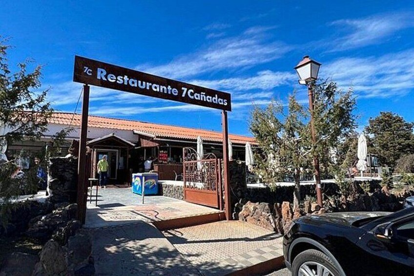 En restaurang som heter Restaurante 7Canadas, med uteservering och en klar, blå himmel. 2
