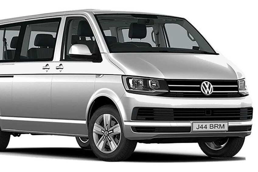 Una furgoneta Volkswagen plateada con matrícula 'J44 BRM' y llantas de aleación. 2