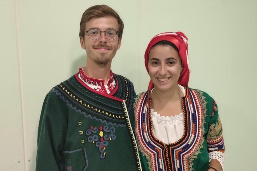 Twee mensen in traditionele kledij. 2