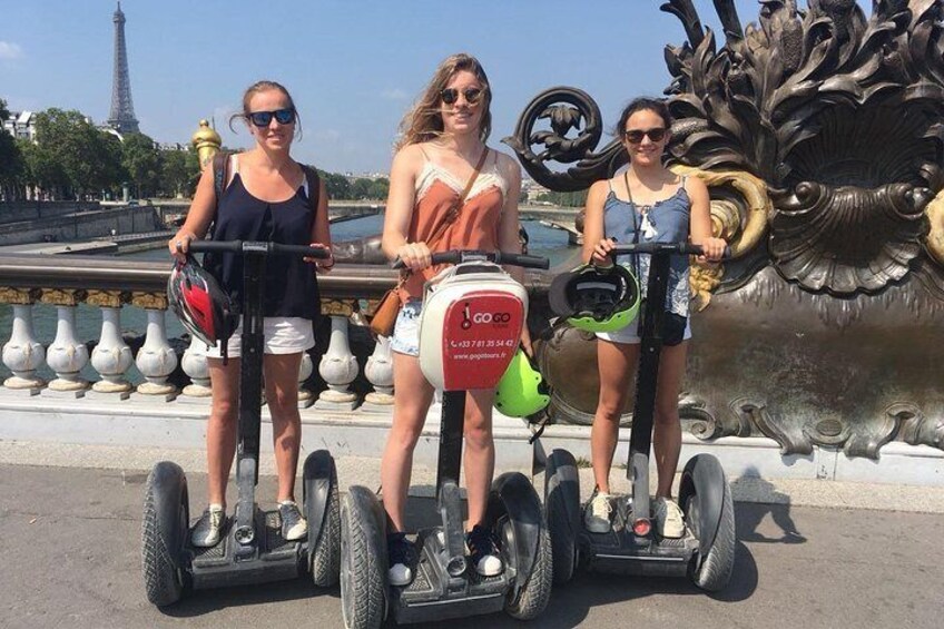 Tre persone su Segway davanti a una fontana con una statua. 1