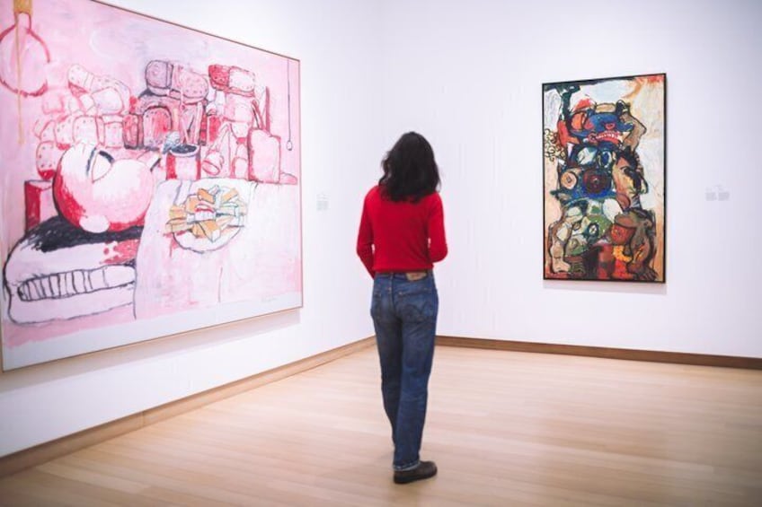 Une galerie d’art où sont exposées deux grandes peintures aux murs. 3