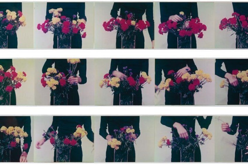 Une personne tenant un bouquet de fleurs. 4