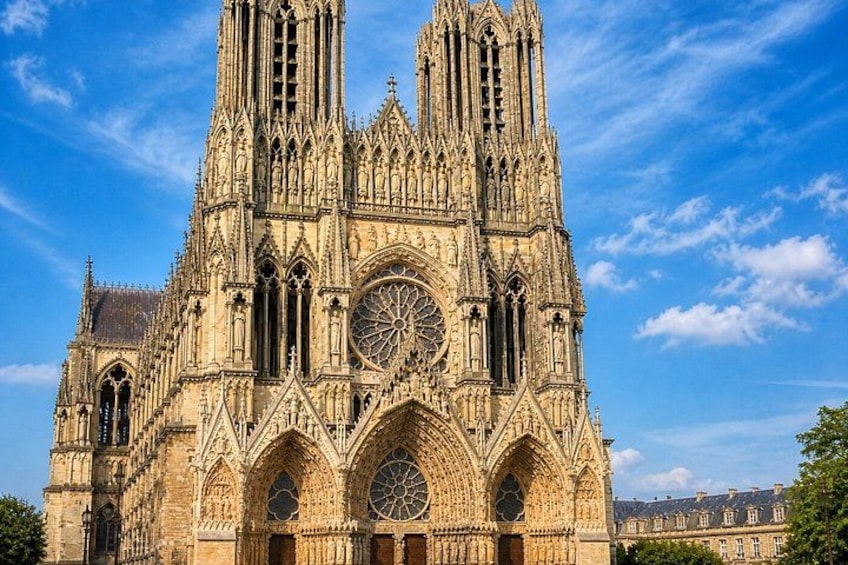 Una cattedrale gotica caratterizzata da architettura elaborata, ampie vetrate rosacee e guglie slanciate. 2