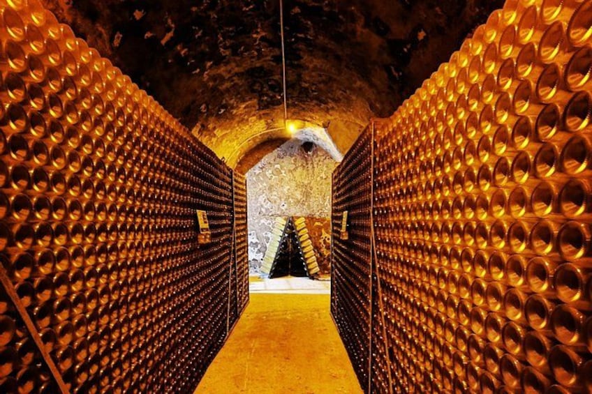 Un tunnel con motivi circolari sulle pareti e una scala al centro. 3