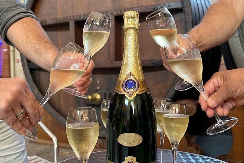 Een champagnefles omringd door champagneglazen. 1