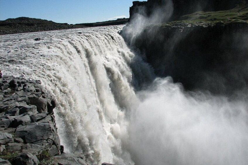 Ein tosender Wasserfall stürzt über Felsen. 5