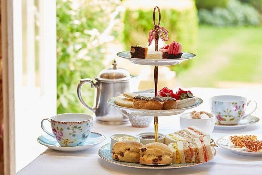Hampton Court Palace Guided Tour. Full day Entry & Afternoon Tea 3