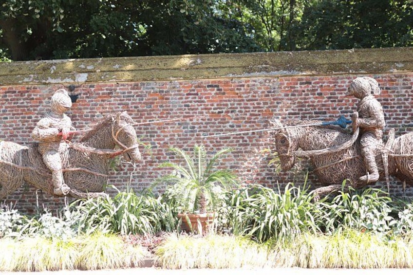 Hampton Court Palace Guided Tour. Full day Entry & Afternoon Tea 2