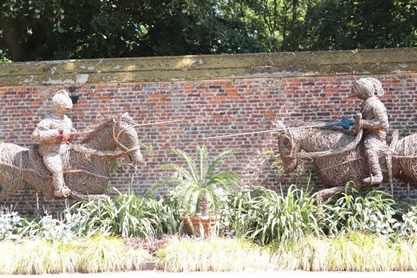 Hampton Court Guided Tour. Full day Access & High Tea 2