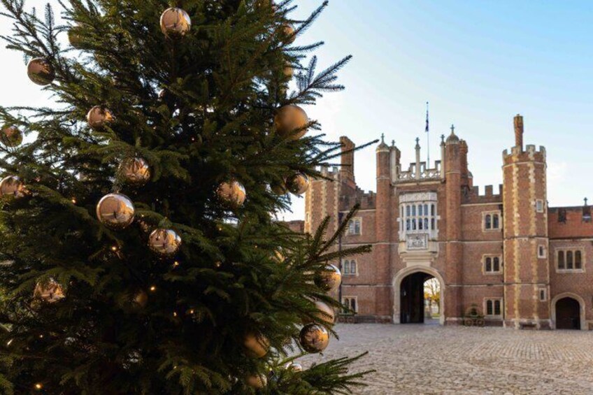 Hampton Court Palace Guided Tour. Full day Entry & Afternoon Tea 4