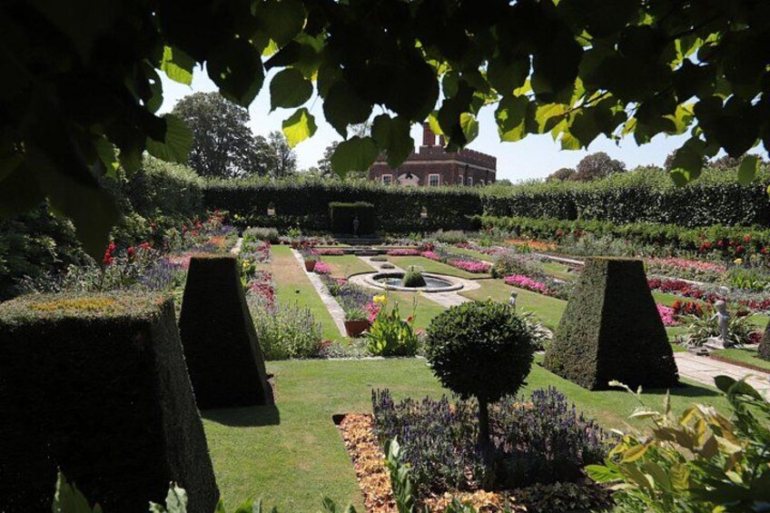 Hampton Court Palace Guided Tour. Full day Entry & Afternoon Tea 2