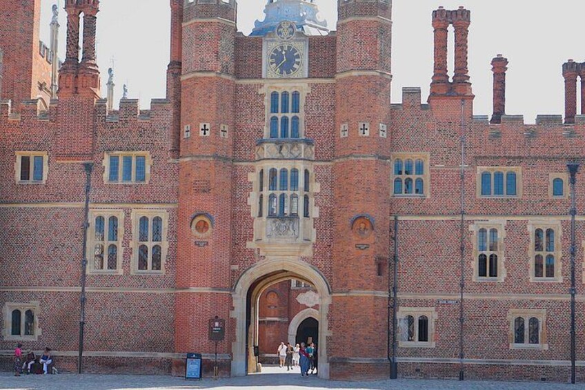 Hampton Court Palace Guided Tour. Full day Entry & Afternoon Tea 3