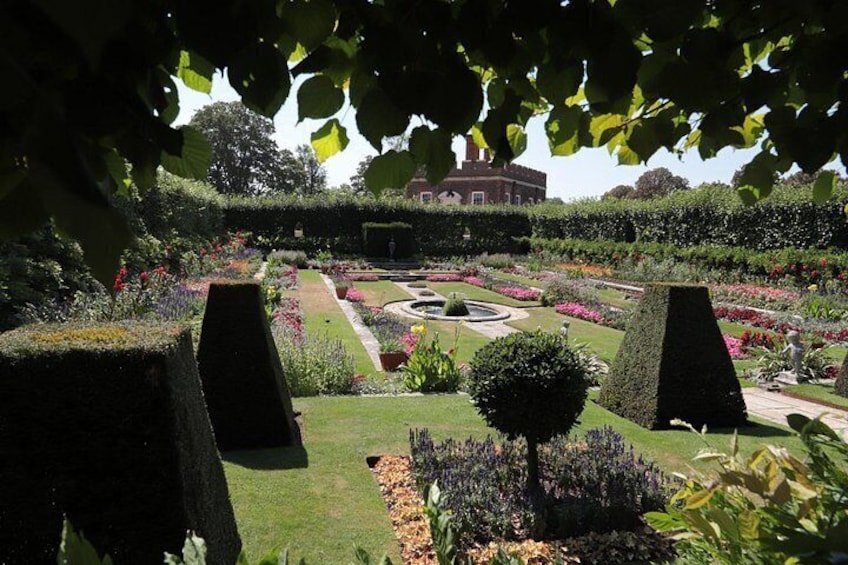 Hampton Court Palace Guided Tour. Full day Entry & Afternoon Tea 2