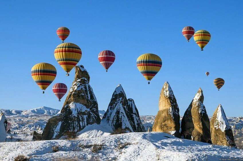 Luftballoner flyver over sneklædte bjerge. 3