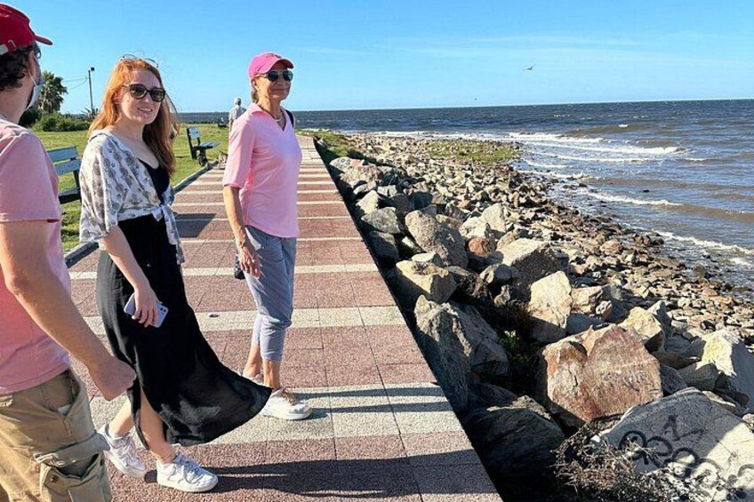 En klippefyldt kystlinje med en anlagt sti, bølger og klare himmel. 2