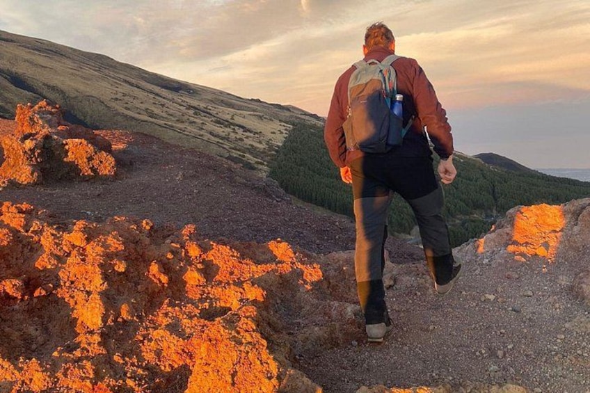 Un escursionista su un sentiero roccioso con uno zaino, immerso in un paesaggio montuoso. 3